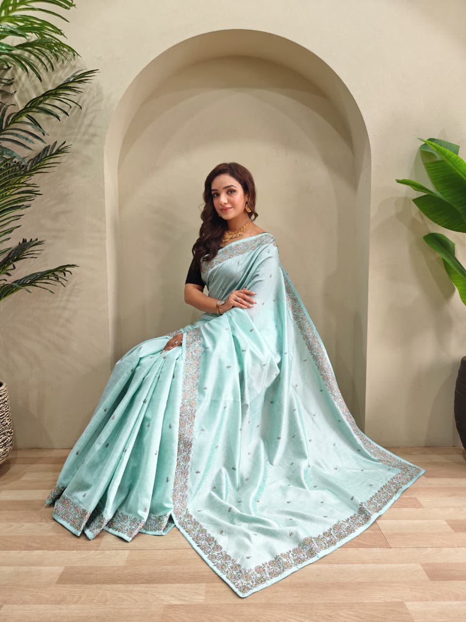 FABLOZ Pure loom Saree with Designer Embroidery with Designer Pallu and Border & Comes with Unstiched Blouse (Blouse As Shown In Vedio)